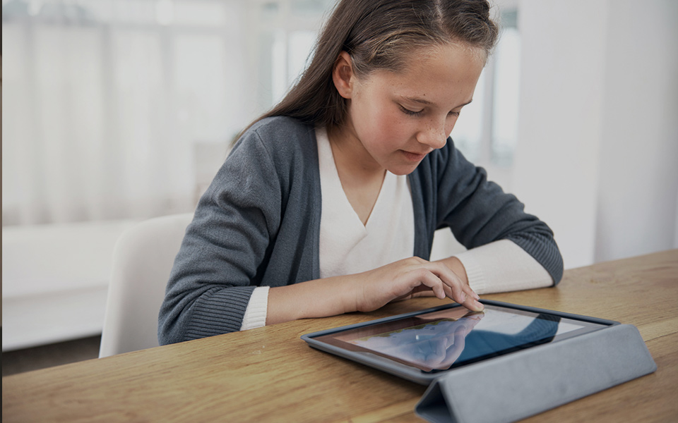 Ragazza che gioca con tablet  